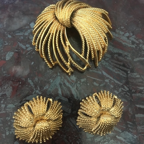 Gold Pin and Earrings set by Monet - Picture 1 of 2